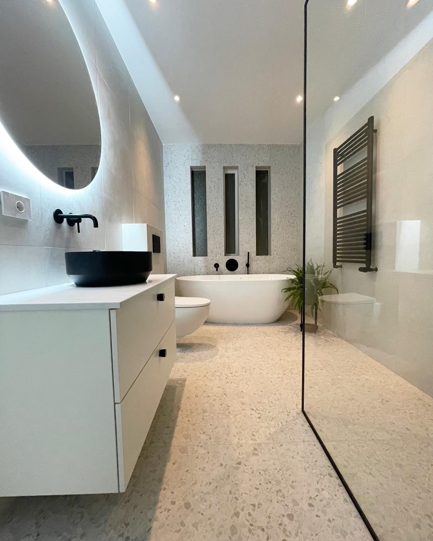 Baðherbergi í Garðabæ með 60x60 Terrazzo og Rasato Bianco flísum